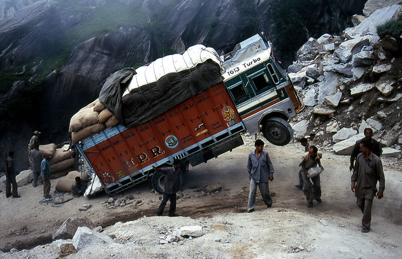 Przeładowana ciężarówka w Indiach
